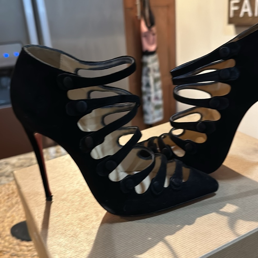 Red bottoms - Picture 4 of 8
